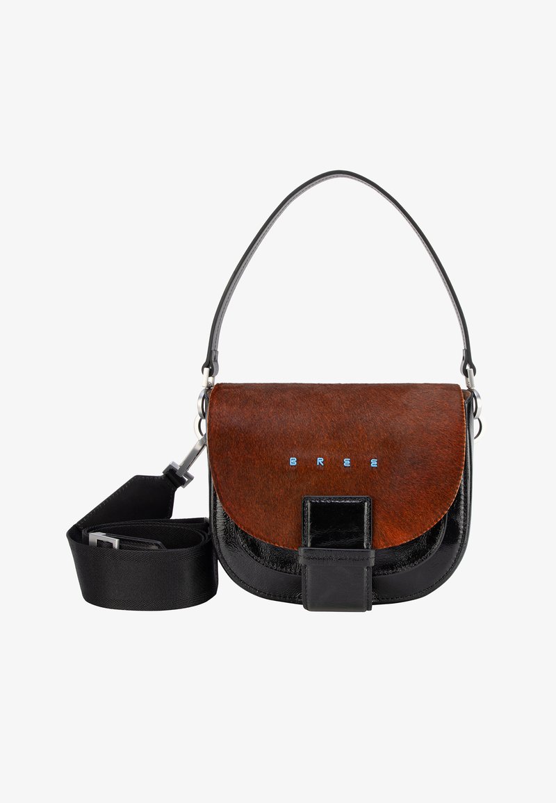 Bolso marrón y negro con cuerpo de cuero liso, solapa de aspecto peludo y correa negra ajustable; cuenta con marca azul y cierre magnético.