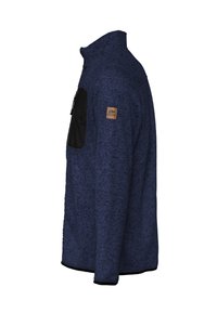 Dunkelblaues Fleece-Jacke mit strukturiertem Muster, schwarzem Reißverschluss-Brusttasche und braunem Logo-Patch am Ärmel. Hoher Kragen.
