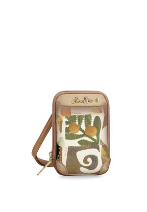 Mała prostokątna torebka na ramię z brązowym paskiem, zielono-pomarańczowym abstrakcyjnym wzorem liści oraz złotym logo "Anekke" na górze.