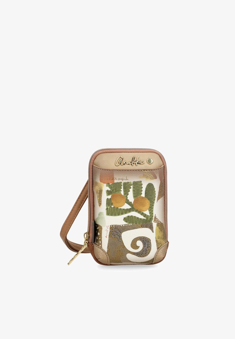 Piccola borsa a tracolla rettangolare con tracolla marrone, design astratto di foglie verdi e arancioni, e logo dorato "Anekke" in alto.