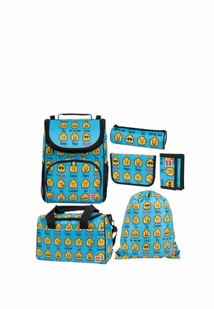 Ensemble de sacs LEGO bleus avec différents visages de style emoji et des mots comme heureux, affamé, effrayé sur un sac à dos, un sac de sport, une trousse, un portefeuille et une pochette.
