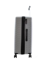 Hartschalenkoffer in Silber mit geometrischer Textur, schwarzem Reißverschluss, TSA-Schloss und ausziehbarem Griff; verfügt über vier Räder für Mobilität.