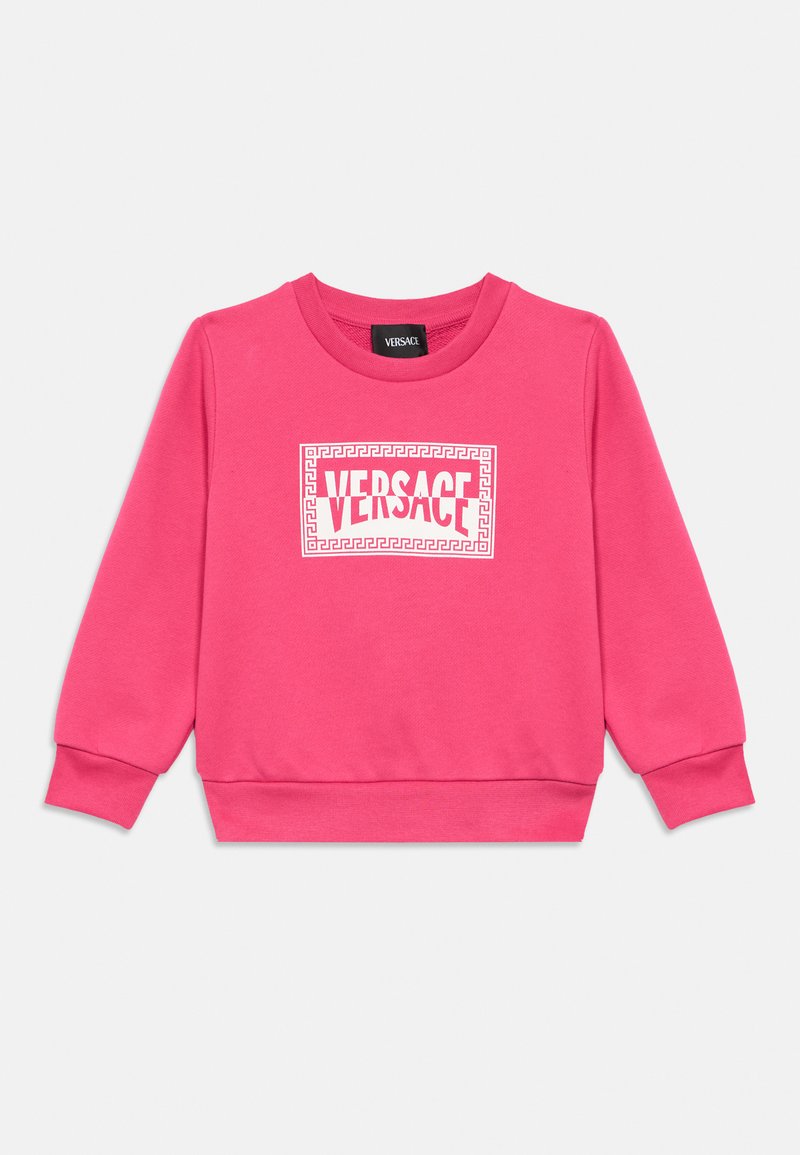 Ροζ φούτερ με μακριά μανίκια, ριμπ μανσέτες και τελείωμα. Διαθέτει γραφικό λογότυπο "VERSACE" σε λευκό μέσα σε γεωμετρικό πλαίσιο.