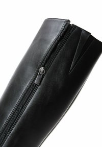 Zwarte leren kniehoge laars met een rits aan de zijkant, met een gladde textuur en een uitsnijdetail nabij de bovenkant.