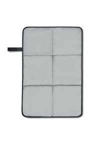 Tappeto grigio imbottito con un design trapuntato, caratterizzato da un bordo nero e una maniglia laterale per un facile trasporto. Texture liscia, forma rettangolare.