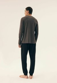 Henderson MIKE SET ciemnoszary