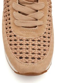 Sneaker beige intrecciata con un upper testurizzato in suede e mesh, lacci piatti e colletto imbottito per il comfort.