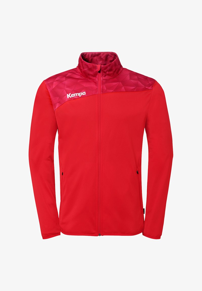Rød jakke med fuld lynlås med geometrisk mønster på skulder og øvre del af brystet, høj krave og hvidt "Kempa" logo på venstre side.