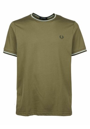 T-shirt manches courtes vert olive avec bordure blanche et vert foncé sur le col et les manches, arborant un petit logo de couronne de laurier sur la poitrine.
