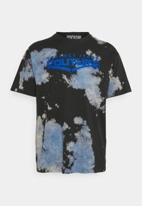 Schwarzes T-Shirt mit Batikmuster in Schwarz und Blau und dem Logo "VERSACE JEANS COUTURE". Weicher Baumwollstoff mit lockerer Passform und Rundhalsausschnitt.