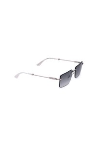 Lunettes de soleil rectangulaires sans monture avec verres teintés foncés et branches fines en métal argenté avec embouts transparents texturés.