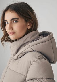 Gepolsterte, kapuzenjacke in hellem Taubengrau mit einer weichen, texturierten Oberflächenstruktur. Verfügt über diagonale Nähte und ein lässiges Kragen Design.