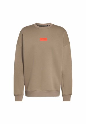 Sudadera beige de manga larga con cuello redondo, puños y dobladillo acanalados, con un pequeño parche rectangular naranja con el logo centrado en el pecho.