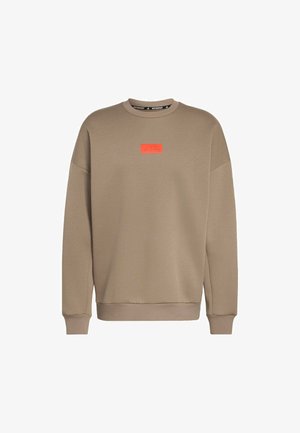 Sudadera beige de manga larga con cuello redondo, puños y dobladillo acanalados, con un pequeño parche rectangular naranja con el logo centrado en el pecho.