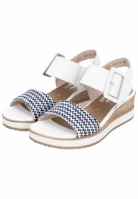 Sandales compensées blanches avec une bande à motif zigzag bleu marine et blanc. Comprend une sangle solide avec une grande boucle argentée et une semelle texturée.