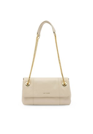 Beżowa skórzana torebka z klapą z przodu, złotym łańcuszkowym paskiem z wyściełanym uchwytem oraz małym logo na środku przedniej strony.