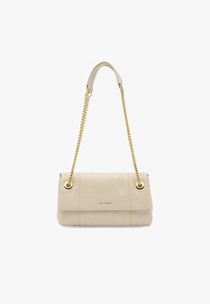 Beigefarbene Lederhandtasche mit einer Klappe vorne, einem goldenen Kettenriemen mit gepolstertem Griff und kleinem Markenlogo in der vorderen Mitte.