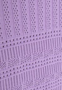 Tessuto lavorato a maglia in leggero viola con modelli testurizzati, caratterizzato da dettagli simili a pizzo e design a punto aperto, che creano un aspetto traspirante.