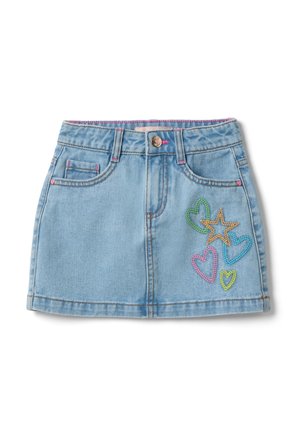 Hellblauer Jeansrock mit Fronttaschen, Knopfverschluss und bunten, aufgestickten Herzen sowie einem Stern auf der rechten Seite.