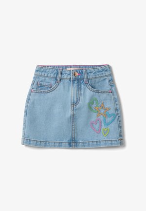Gonna di denim azzurro chiaro con tasche frontali, chiusura con bottoni e cuori ricamati colorati e una stella sul lato destro.