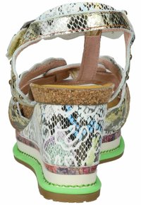 Sandales à talons multicolores avec un motif en peau de reptile, semelle en liège, sangles roses et semelle extérieure verte. Elles présentent des accents métalliques et une couture décorative.