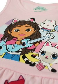 Débardeur rose avec un personnage de dessin animé jouant d'une guitare bleue, entouré d'animaux mignons et de formes pastel. Matériau en coton doux.