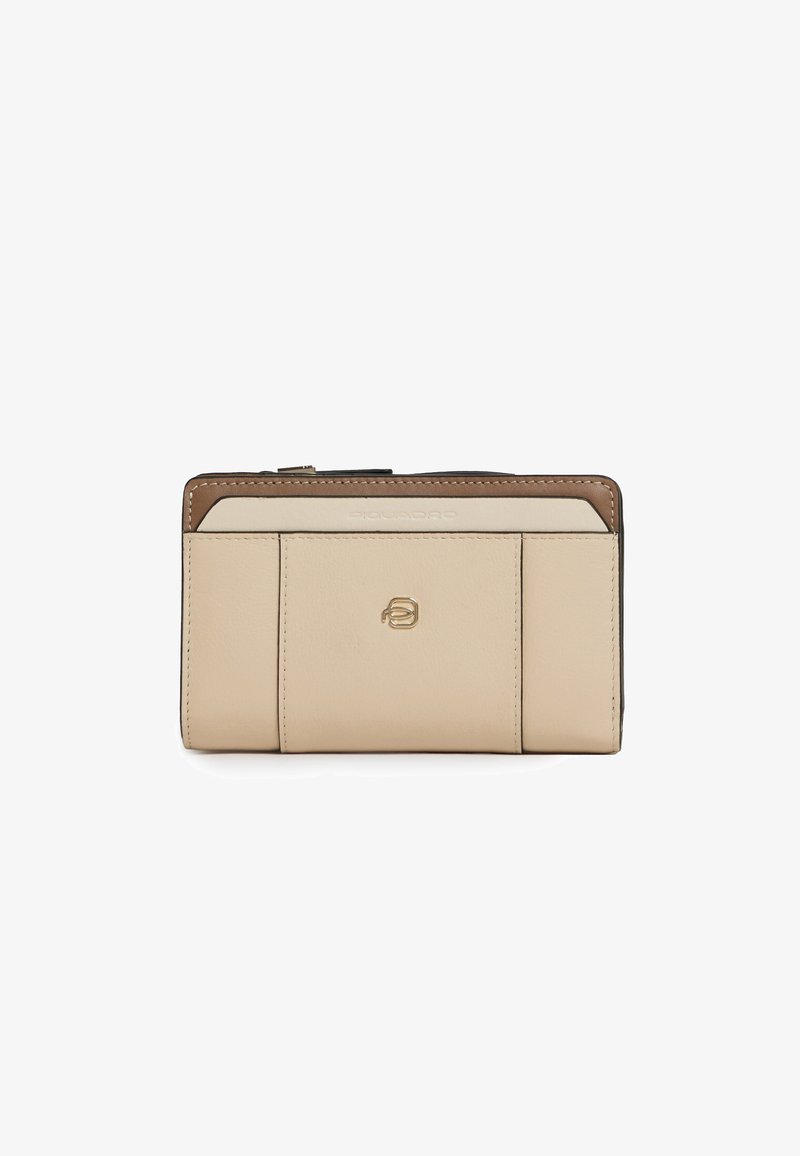 Portefeuille en cuir beige et marron avec poche avant, emblème logo doré et fermeture éclair supérieure, présenté sur un fond blanc.