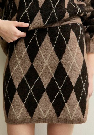 Gebreide sweaterrok met een bruin en zwart ruitpatroon, voorzien van een zachte textuur en een geribde tailleband.