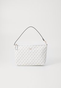 Sac fourre-tout blanc avec un motif à carreaux gris et or, une sangle noire, et un logo doré "GUESS" sur le devant, sur un fond blanc uni.