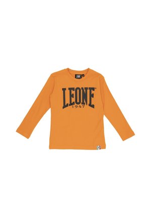 Chemise orange à manches longues avec l’inscription noire « LEONE 1947 », sur fond blanc.
