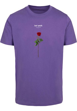 T-shirt en coton violet avec un motif d'une rose rouge entourée de feuilles vertes et le texte "jeunesse perdue" au-dessus du design. Manches courtes, col rond.