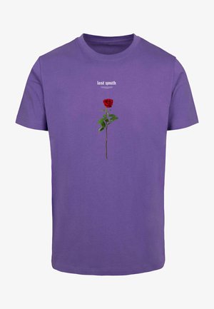 T-shirt en coton violet avec un motif d'une rose rouge entourée de feuilles vertes et le texte "jeunesse perdue" au-dessus du design. Manches courtes, col rond.