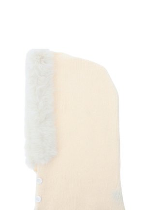 Bonnet en tricot couleur crème avec une bordure en fausse fourrure le long du bord supérieur. Trois boutons blancs sont visibles sur le côté. Texture douce et forme structurée.