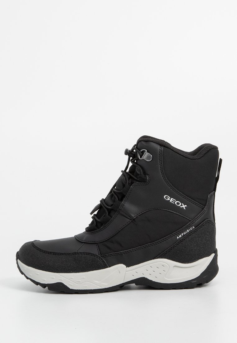 Schwarze wasserdichte Stiefel aus synthetischem Material mit einer strukturierten Oberseite, Schnürdesign und einer weißen Gummisohle mit einem markanten Muster.