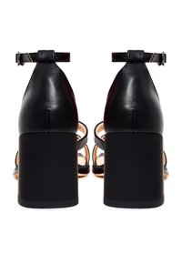 Zwarte leren sandalen met hoge hakken, dikke blokhakken, verstelbare enkelbandjes en een open teendesign, met een elegante, gladde afwerking.