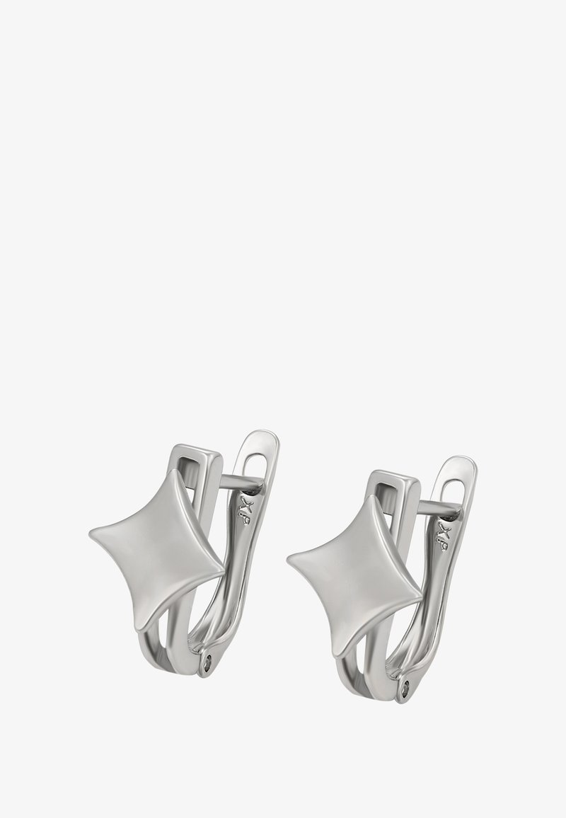 Pár leštených strieborných náušníc s zakriveným štvorcovým dizajnom a pántovými zámkami pre bezpečné nosenie.