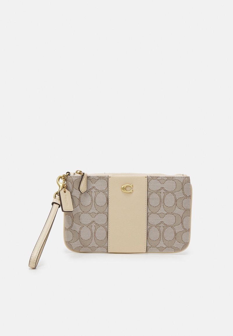 Porte-poignet beige avec motif monogramme signature, panneau central lisse, logo doré, fermeture éclair et bracelet de poignet en cuir attaché.