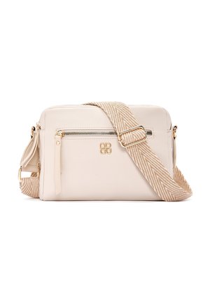 Beige leren crossbody tas met voorvak met rits, goudkleurig logo en brede verstelbare beige en witte geverfde schouderriem.
