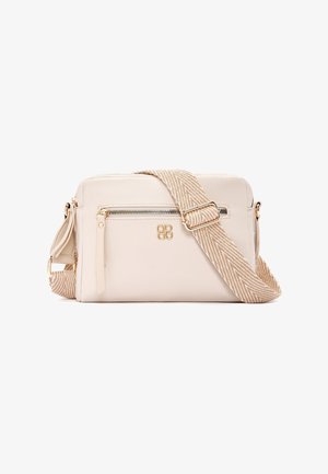 Bolso bandolera de cuero beige con bolsillo frontal con cremallera, logo dorado y correa ancha ajustable beige y blanca con patrón.