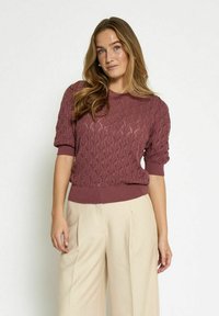 Unselected, roan rouge