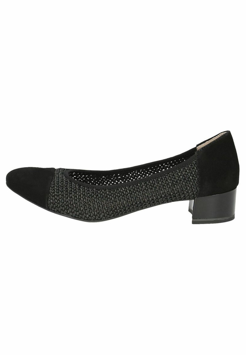 Scarpa piatta nera con corpo intrecciato texturizzato, punta in suede, tacco corto e design in maglia aperta sui lati.