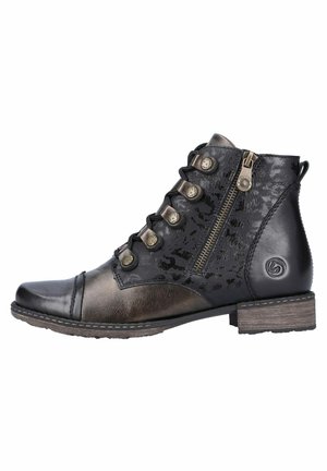 Bottines noires en cuir avec un motif léopard texturé, œillets en métal et fermeture éclair sur le côté, avec un petit talon et un bout contrastant.