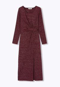 Robe bordeaux à manches longues, réalisée en tissu tricoté texturé, présente un détail twist à la taille et une fente sur le côté pour faciliter le mouvement.