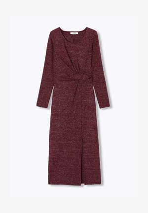 Robe bordeaux à manches longues, réalisée en tissu tricoté texturé, présente un détail twist à la taille et une fente sur le côté pour faciliter le mouvement.