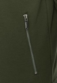 Unausgewählt, olive