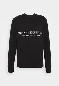 Felpa nera con colletto a giro, maniche lunghe e polsini a costine. Presenta testo bianco: "ARMANI EXCHANGE MILANO / NEW YORK" centrato sul davanti.