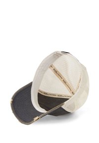 Baseballkappe mit einem dunklen, abgetragenen, gebogenen Schirm und beigem Netzrücken, von innen gezeigt, mit dem Text "California" auf den inneren Bändern.