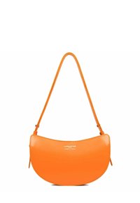 Borsa a tracolla in pelle arancione con forma curvata a mezza luna, dotata di una sottile tracolla e logo in rilievo sul davanti. Texture liscia, design minimale.