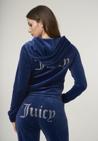 Juicy Couture MADISON - Užtrauktuku užsegamas treningas - blue depths