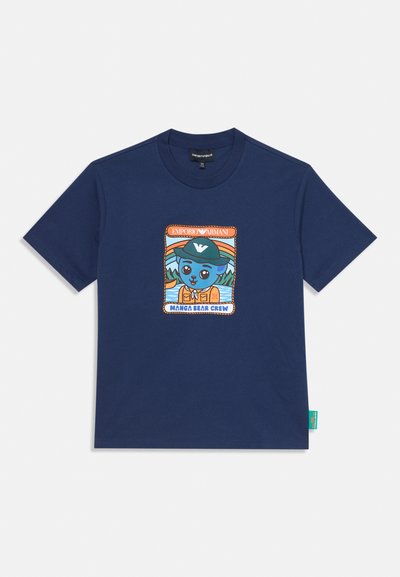 Granatowy T-shirt z krótkim rękawem z grafiką niebieskiego misia w zielonej czapce i pomarańczowej kamizelce, podpisany "Manga Bear Crew" i "Emporio Armani."